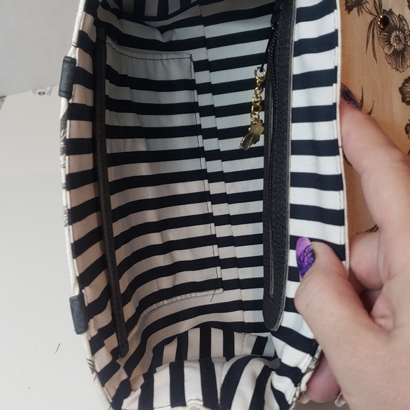 Floral Print Black and White Handbag - Picture 6 of 8